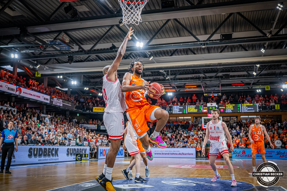 1. Basketball Bundesliga, easyCredit BBL, Saison 2023/2024, Herren, Hauptrunde, 28. Spieltag, 28.04.2024, RASTA Vechta -  W&uuml;rzburg Baskets
Chip Flanigan (#30 - RASTA Vechta) beim Korbleger
Schlüsselwörter: 1. Bundesliga;28.04.2024;30. Spieltag;BBL;Basketball;Baskets;Hauptrunde;Liga;RASTA;RASTA Dome;Saison 2023/2024;Vechta;W&uuml;rzburg;easycredit