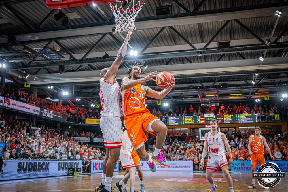 1. Basketball Bundesliga, easyCredit BBL, Saison 2023/2024, Herren, Hauptrunde, 28. Spieltag, 28.04.2024, RASTA Vechta -  W&uuml;rzburg Baskets
Chip Flanigan (#30 - RASTA Vechta) beim Korbleger
Schlüsselwörter: 1. Bundesliga;28.04.2024;30. Spieltag;BBL;Basketball;Baskets;Hauptrunde;Liga;RASTA;RASTA Dome;Saison 2023/2024;Vechta;W&uuml;rzburg;easycredit