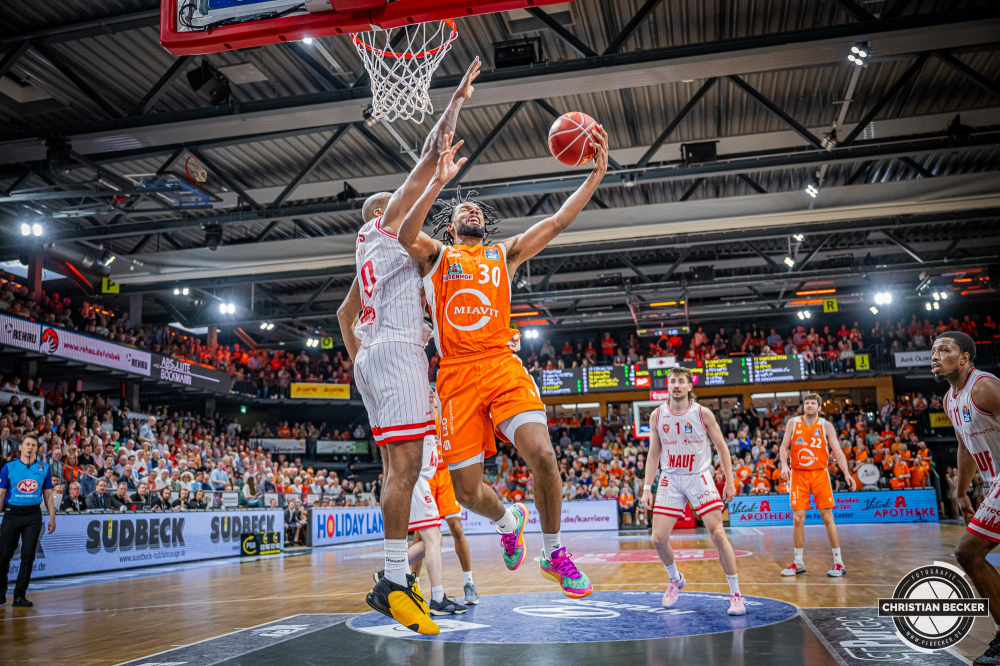 1. Basketball Bundesliga, easyCredit BBL, Saison 2023/2024, Herren, Hauptrunde, 28. Spieltag, 28.04.2024, RASTA Vechta -  W&uuml;rzburg Baskets
Chip Flanigan (#30 - RASTA Vechta) beim Korbleger
Schlüsselwörter: 1. Bundesliga;28.04.2024;30. Spieltag;BBL;Basketball;Baskets;Hauptrunde;Liga;RASTA;RASTA Dome;Saison 2023/2024;Vechta;W&uuml;rzburg;easycredit