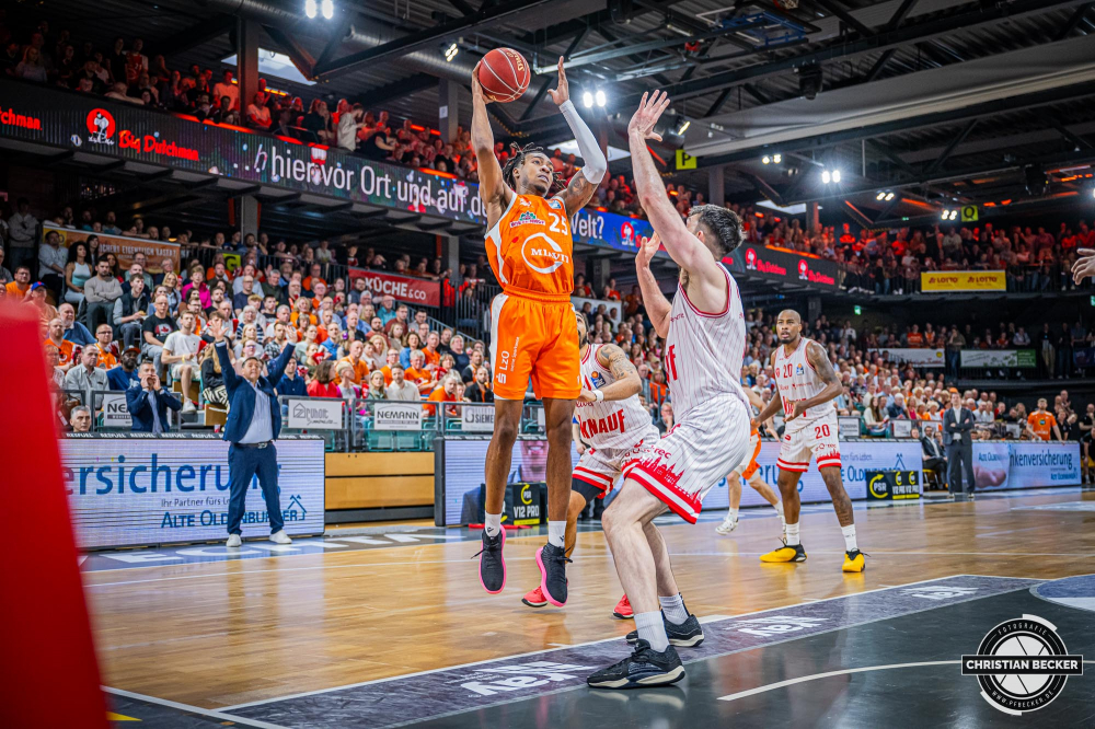 1. Basketball Bundesliga, easyCredit BBL, Saison 2023/2024, Herren, Hauptrunde, 28. Spieltag, 28.04.2024, RASTA Vechta -  W&uuml;rzburg Baskets
Wes Iwundu (#25 - RASTA Vechta) beim Korbleger
Schlüsselwörter: 1. Bundesliga;28.04.2024;30. Spieltag;BBL;Basketball;Baskets;Hauptrunde;Liga;RASTA;RASTA Dome;Saison 2023/2024;Vechta;W&uuml;rzburg;easycredit