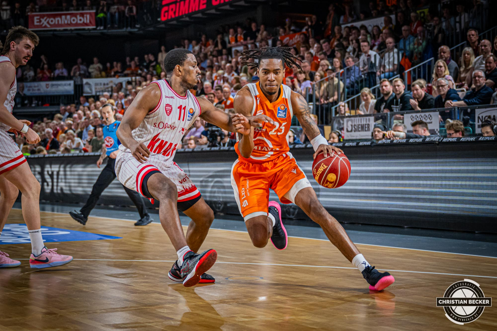 1. Basketball Bundesliga, easyCredit BBL, Saison 2023/2024, Herren, Hauptrunde, 28. Spieltag, 28.04.2024, RASTA Vechta -  W&uuml;rzburg Baskets
Wes Iwundu (#25 - RASTA Vechta) in Aktion gegen Isaiah Washington (#11 - W&uuml;rzburg Baskets)
Schlüsselwörter: 1. Bundesliga;28.04.2024;30. Spieltag;BBL;Basketball;Baskets;Hauptrunde;Liga;RASTA;RASTA Dome;Saison 2023/2024;Vechta;W&uuml;rzburg;easycredit