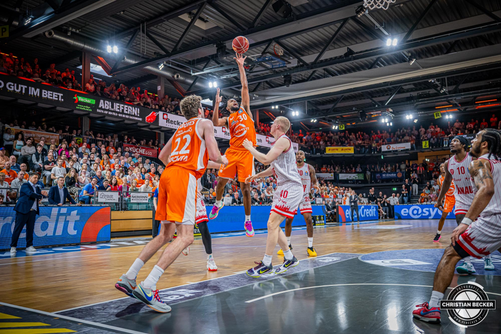 1. Basketball Bundesliga, easyCredit BBL, Saison 2023/2024, Herren, Hauptrunde, 28. Spieltag, 28.04.2024, RASTA Vechta -  W&uuml;rzburg Baskets
Chip Flanigan (#30 - RASTA Vechta) beim Jumpshot
Schlüsselwörter: 1. Bundesliga;28.04.2024;30. Spieltag;BBL;Basketball;Baskets;Hauptrunde;Liga;RASTA;RASTA Dome;Saison 2023/2024;Vechta;W&uuml;rzburg;easycredit