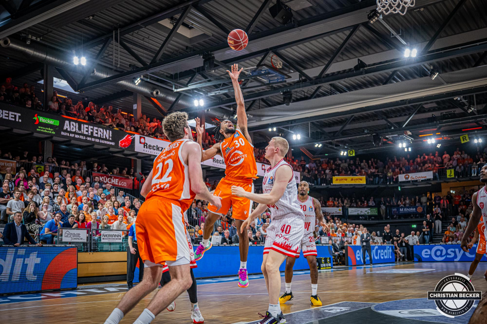 1. Basketball Bundesliga, easyCredit BBL, Saison 2023/2024, Herren, Hauptrunde, 28. Spieltag, 28.04.2024, RASTA Vechta -  W&uuml;rzburg Baskets
Chip Flanigan (#30 - RASTA Vechta) beim Jumpshot
Schlüsselwörter: 1. Bundesliga;28.04.2024;30. Spieltag;BBL;Basketball;Baskets;Hauptrunde;Liga;RASTA;RASTA Dome;Saison 2023/2024;Vechta;W&uuml;rzburg;easycredit