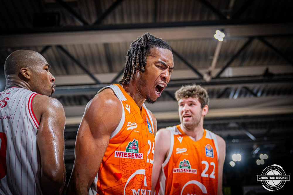 1. Basketball Bundesliga, easyCredit BBL, Saison 2023/2024, Herren, Hauptrunde, 28. Spieltag, 28.04.2024, RASTA Vechta -  W&uuml;rzburg Baskets
Wes Iwundu (#25 - RASTA Vechta) zeigt Emotionen w&auml;hrend der Partie
Schlüsselwörter: 1. Bundesliga;28.04.2024;30. Spieltag;BBL;Basketball;Baskets;Hauptrunde;Liga;RASTA;RASTA Dome;Saison 2023/2024;Vechta;W&uuml;rzburg;easycredit