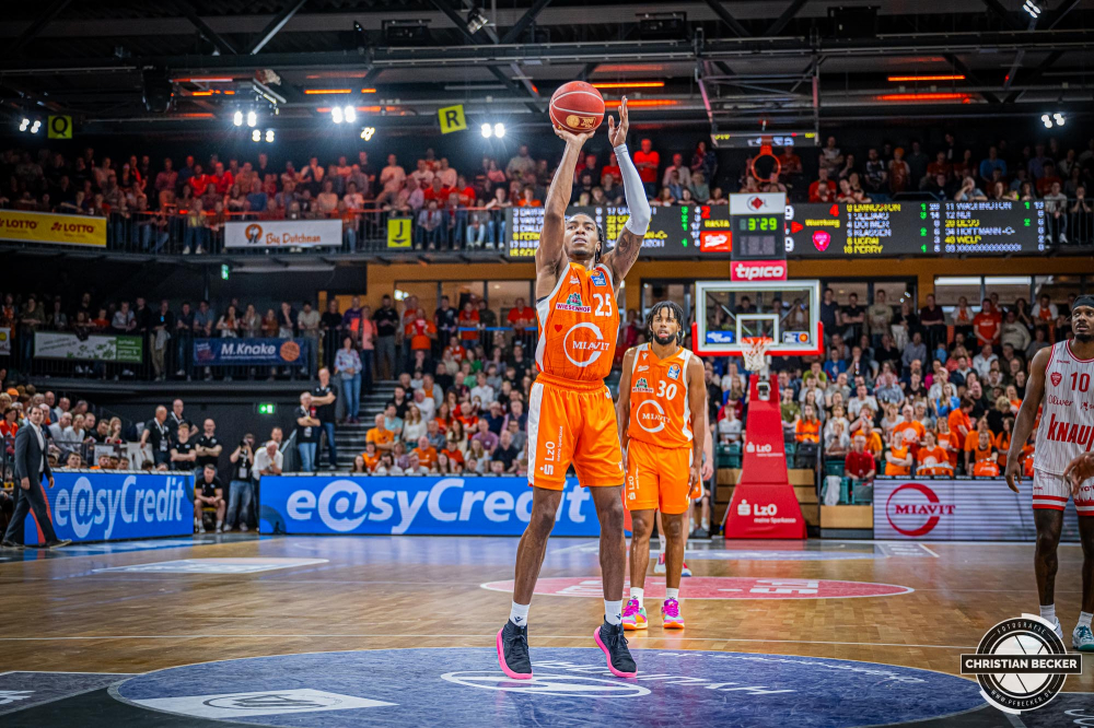 1. Basketball Bundesliga, easyCredit BBL, Saison 2023/2024, Herren, Hauptrunde, 28. Spieltag, 28.04.2024, RASTA Vechta -  W&uuml;rzburg Baskets
Wes Iwundu (#25 - RASTA Vechta) w&auml;hrend der Partie
Schlüsselwörter: 1. Bundesliga;28.04.2024;30. Spieltag;BBL;Basketball;Baskets;Hauptrunde;Liga;RASTA;RASTA Dome;Saison 2023/2024;Vechta;W&uuml;rzburg;easycredit