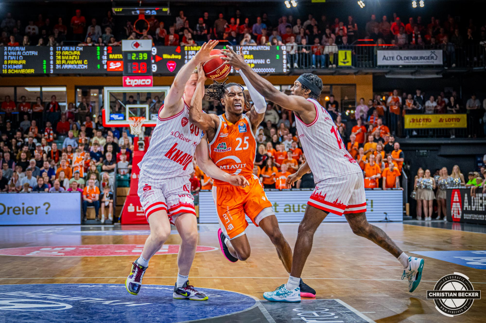 1. Basketball Bundesliga, easyCredit BBL, Saison 2023/2024, Herren, Hauptrunde, 28. Spieltag, 28.04.2024, RASTA Vechta -  W&uuml;rzburg Baskets
Wes Iwundu (#25 - RASTA Vechta) in Aktion gegen Collin Welp (#40 - W&uuml;rzburg Baskets) und Isaiah Washington (#11 - W&uuml;rzburg Baskets)
Schlüsselwörter: 1. Bundesliga;28.04.2024;30. Spieltag;BBL;Basketball;Baskets;Hauptrunde;Liga;RASTA;RASTA Dome;Saison 2023/2024;Vechta;W&uuml;rzburg;easycredit