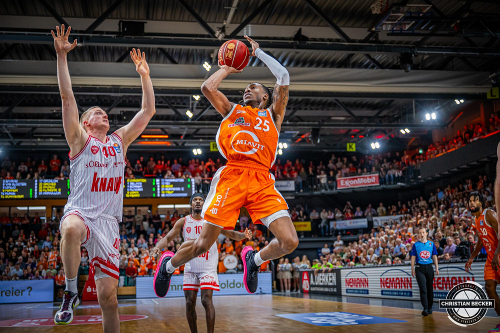 1. Basketball Bundesliga, easyCredit BBL, Saison 2023/2024, Herren, Hauptrunde, 28. Spieltag, 28.04.2024, RASTA Vechta -  W&uuml;rzburg Baskets
Wes Iwundu (#25 - RASTA Vechta) beim Jumpshot gegen Collin Welp (#40 - W&uuml;rzburg Baskets)
Schlüsselwörter: 1. Bundesliga;28.04.2024;30. Spieltag;BBL;Basketball;Baskets;Hauptrunde;Liga;RASTA;RASTA Dome;Saison 2023/2024;Vechta;W&uuml;rzburg;easycredit