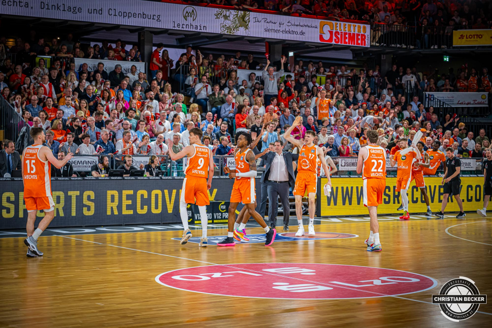 1. Basketball Bundesliga, easyCredit BBL, Saison 2023/2024, Herren, Hauptrunde, 28. Spieltag, 28.04.2024, RASTA Vechta -  W&uuml;rzburg Baskets
Das Team von RASTA Vechta w&auml;hrend der Partie
Schlüsselwörter: 1. Bundesliga;28.04.2024;30. Spieltag;BBL;Basketball;Baskets;Hauptrunde;Liga;RASTA;RASTA Dome;Saison 2023/2024;Vechta;W&uuml;rzburg;easycredit