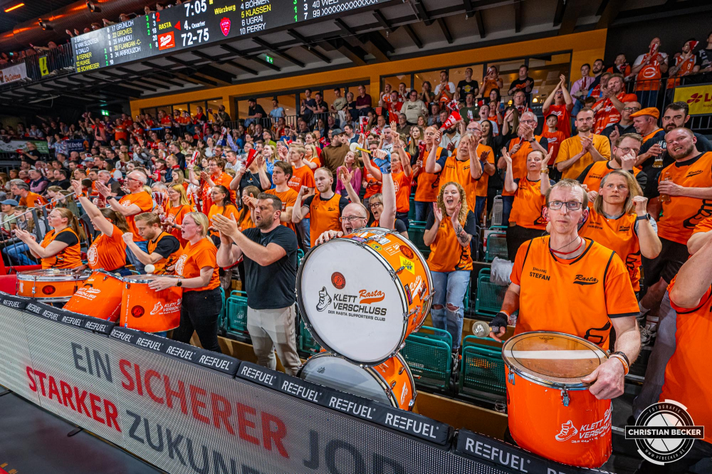 1. Basketball Bundesliga, easyCredit BBL, Saison 2023/2024, Herren, Hauptrunde, 28. Spieltag, 28.04.2024, RASTA Vechta -  W&uuml;rzburg Baskets
Klettverschluss (Fanclub - RASTA Vechta) w&auml;hrend der Partie
Schlüsselwörter: 1. Bundesliga;28.04.2024;30. Spieltag;BBL;Basketball;Baskets;Hauptrunde;Liga;RASTA;RASTA Dome;Saison 2023/2024;Vechta;W&uuml;rzburg;easycredit