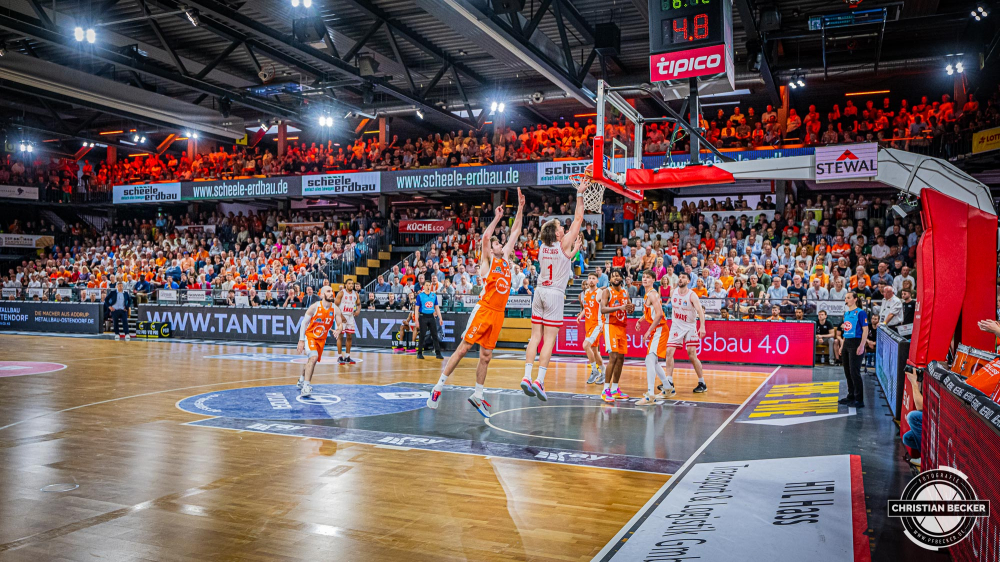 1. Basketball Bundesliga, easyCredit BBL, Saison 2023/2024, Herren, Hauptrunde, 28. Spieltag, 28.04.2024, RASTA Vechta -  W&uuml;rzburg Baskets
Zachary Seljaas (#1 - W&uuml;rzburg Baskets) beim Korbleger
Schlüsselwörter: 1. Bundesliga;28.04.2024;30. Spieltag;BBL;Basketball;Baskets;Hauptrunde;Liga;RASTA;RASTA Dome;Saison 2023/2024;Vechta;W&uuml;rzburg;easycredit