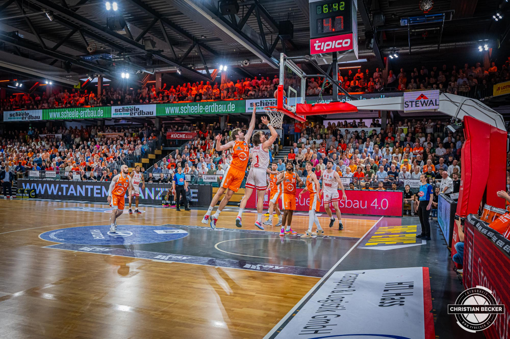 1. Basketball Bundesliga, easyCredit BBL, Saison 2023/2024, Herren, Hauptrunde, 28. Spieltag, 28.04.2024, RASTA Vechta -  W&uuml;rzburg Baskets
Zachary Seljaas (#1 - W&uuml;rzburg Baskets) beim Korbleger
Schlüsselwörter: 1. Bundesliga;28.04.2024;30. Spieltag;BBL;Basketball;Baskets;Hauptrunde;Liga;RASTA;RASTA Dome;Saison 2023/2024;Vechta;W&uuml;rzburg;easycredit