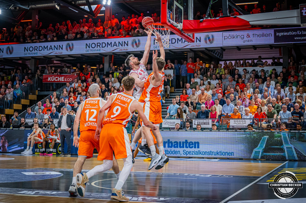 1. Basketball Bundesliga, easyCredit BBL, Saison 2023/2024, Herren, Hauptrunde, 28. Spieltag, 28.04.2024, RASTA Vechta -  W&uuml;rzburg Baskets
Owen Klassen (#5 - W&uuml;rzburg Baskets) beim Korbleger
Schlüsselwörter: 1. Bundesliga;28.04.2024;30. Spieltag;BBL;Basketball;Baskets;Hauptrunde;Liga;RASTA;RASTA Dome;Saison 2023/2024;Vechta;W&uuml;rzburg;easycredit