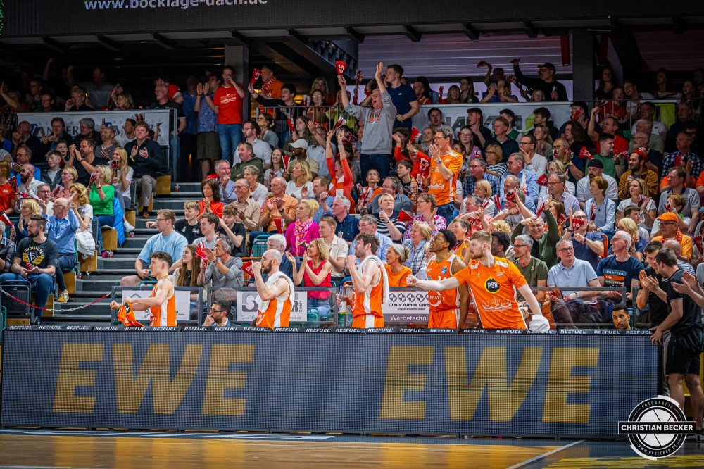 1. Basketball Bundesliga, easyCredit BBL, Saison 2023/2024, Herren, Hauptrunde, 28. Spieltag, 28.04.2024, RASTA Vechta -  W&uuml;rzburg Baskets
Die Fans und das Team von RASTA Vechta
Schlüsselwörter: 1. Bundesliga;28.04.2024;30. Spieltag;BBL;Basketball;Baskets;Hauptrunde;Liga;RASTA;RASTA Dome;Saison 2023/2024;Vechta;W&uuml;rzburg;easycredit