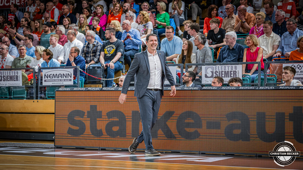 1. Basketball Bundesliga, easyCredit BBL, Saison 2023/2024, Herren, Hauptrunde, 28. Spieltag, 28.04.2024, RASTA Vechta -  W&uuml;rzburg Baskets
Ty Harrelson (Headcoach - RASTA Vechta) w&auml;hrend der Partie
Schlüsselwörter: 1. Bundesliga;28.04.2024;30. Spieltag;BBL;Basketball;Baskets;Hauptrunde;Liga;RASTA;RASTA Dome;Saison 2023/2024;Vechta;W&uuml;rzburg;easycredit
