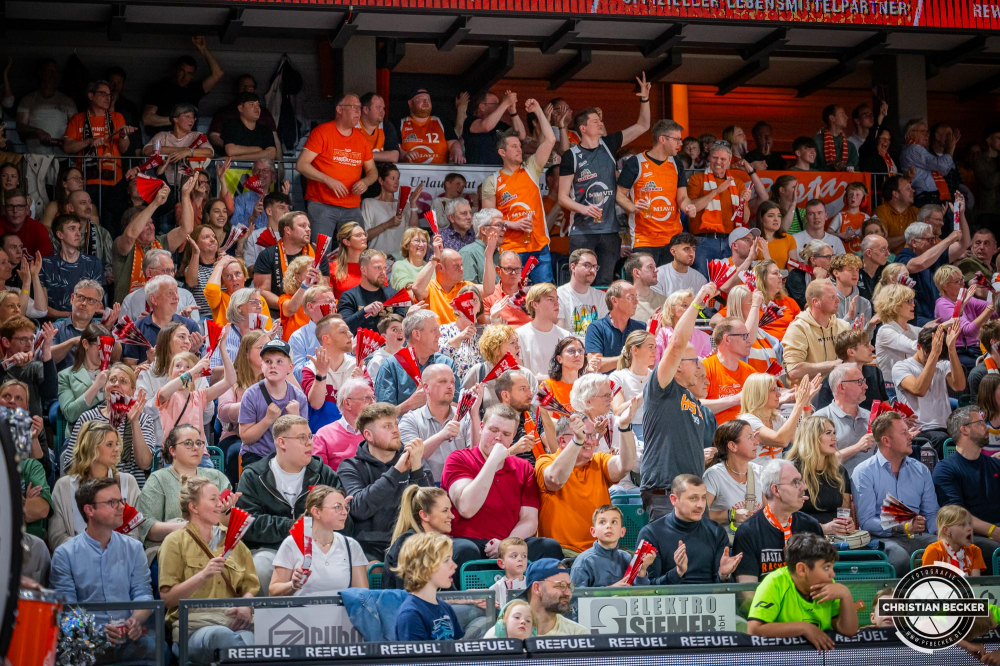 1. Basketball Bundesliga, easyCredit BBL, Saison 2023/2024, Herren, Hauptrunde, 28. Spieltag, 28.04.2024, RASTA Vechta -  W&uuml;rzburg Baskets
Die Fans von RASTA Vechta w&auml;hrend der Partie
Schlüsselwörter: 1. Bundesliga;28.04.2024;30. Spieltag;BBL;Basketball;Baskets;Hauptrunde;Liga;RASTA;RASTA Dome;Saison 2023/2024;Vechta;W&uuml;rzburg;easycredit