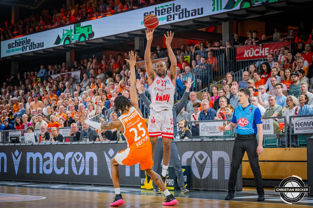 1. Basketball Bundesliga, easyCredit BBL, Saison 2023/2024, Herren, Hauptrunde, 28. Spieltag, 28.04.2024, RASTA Vechta -  W&uuml;rzburg Baskets
Javon Bess (#20 - W&uuml;rzburg Baskets) beim Jumpshot gegen Wes Iwundu (#25 - RASTA Vechta)
Schlüsselwörter: 1. Bundesliga;28.04.2024;30. Spieltag;BBL;Basketball;Baskets;Hauptrunde;Liga;RASTA;RASTA Dome;Saison 2023/2024;Vechta;W&uuml;rzburg;easycredit