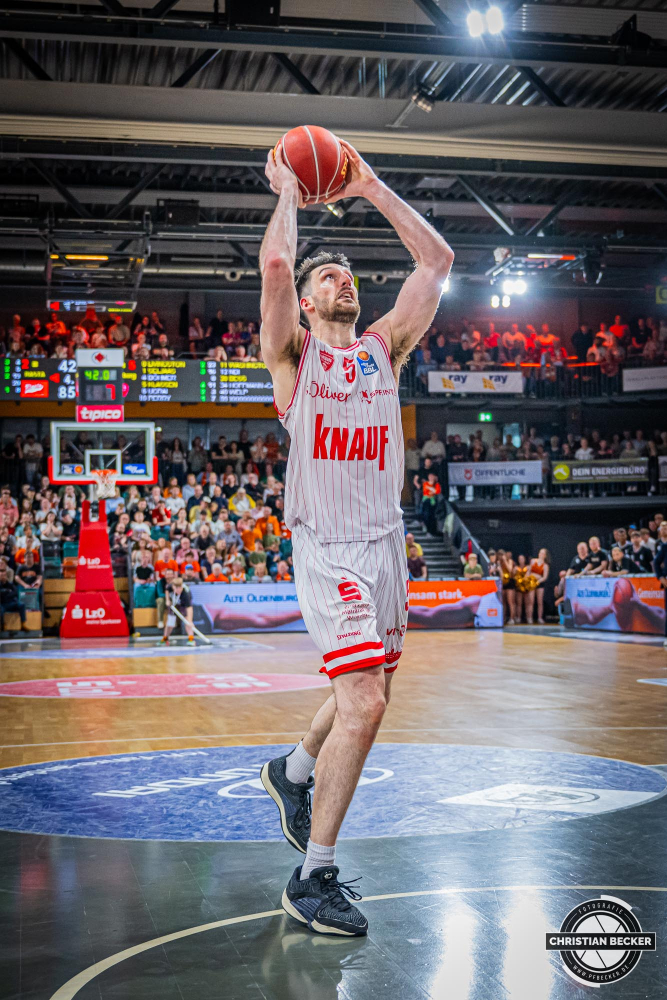 1. Basketball Bundesliga, easyCredit BBL, Saison 2023/2024, Herren, Hauptrunde, 28. Spieltag, 28.04.2024, RASTA Vechta -  W&uuml;rzburg Baskets
Owen Klassen (#5 - W&uuml;rzburg Baskets) in Aktion
Schlüsselwörter: 1. Bundesliga;28.04.2024;30. Spieltag;BBL;Basketball;Baskets;Hauptrunde;Liga;RASTA;RASTA Dome;Saison 2023/2024;Vechta;W&uuml;rzburg;easycredit