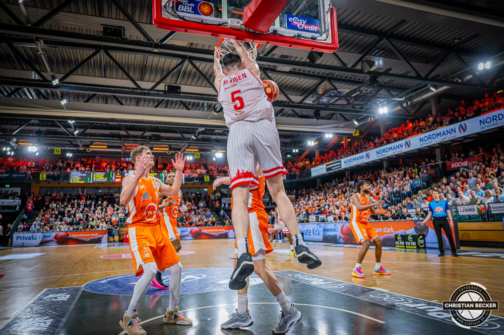 1. Basketball Bundesliga, easyCredit BBL, Saison 2023/2024, Herren, Hauptrunde, 28. Spieltag, 28.04.2024, RASTA Vechta -  W&uuml;rzburg Baskets
Owen Klassen (#5 - W&uuml;rzburg Baskets) beim Dunk
Schlüsselwörter: 1. Bundesliga;28.04.2024;30. Spieltag;BBL;Basketball;Baskets;Hauptrunde;Liga;RASTA;RASTA Dome;Saison 2023/2024;Vechta;W&uuml;rzburg;easycredit