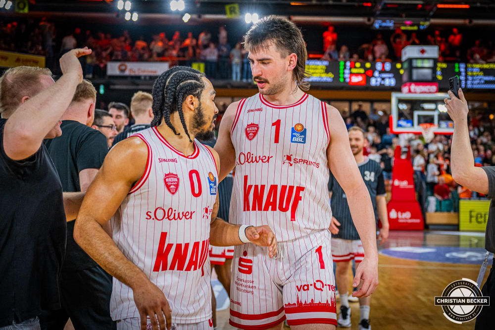 1. Basketball Bundesliga, easyCredit BBL, Saison 2023/2024, Herren, Hauptrunde, 28. Spieltag, 28.04.2024, RASTA Vechta -  W&uuml;rzburg Baskets
Otis Livingston II (#0 - W&uuml;rzburg Baskets) und Zachary Seljaas (#1 - W&uuml;rzburg Baskets) nach der Partie
Schlüsselwörter: 1. Bundesliga;28.04.2024;30. Spieltag;BBL;Basketball;Baskets;Hauptrunde;Liga;RASTA;RASTA Dome;Saison 2023/2024;Vechta;W&uuml;rzburg;easycredit