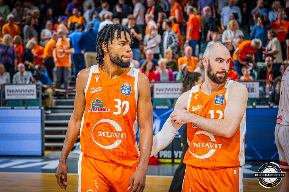 1. Basketball Bundesliga, easyCredit BBL, Saison 2023/2024, Herren, Hauptrunde, 28. Spieltag, 28.04.2024, RASTA Vechta -  W&uuml;rzburg Baskets
Chip Flanigan (#30 - RASTA Vechta) und Tommy Kuhse (#12 - RASTA Vechta) nach der Partie
Schlüsselwörter: 1. Bundesliga;28.04.2024;30. Spieltag;BBL;Basketball;Baskets;Hauptrunde;Liga;RASTA;RASTA Dome;Saison 2023/2024;Vechta;W&uuml;rzburg;easycredit