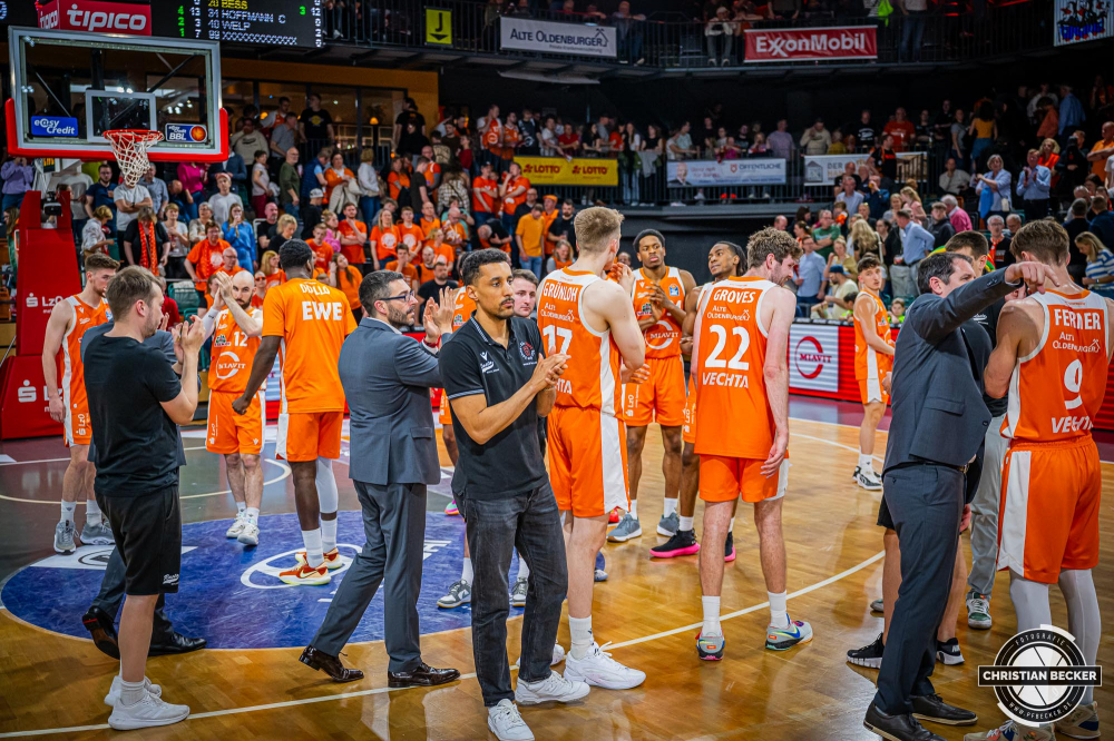 1. Basketball Bundesliga, easyCredit BBL, Saison 2023/2024, Herren, Hauptrunde, 28. Spieltag, 28.04.2024, RASTA Vechta -  W&uuml;rzburg Baskets
Das Team von RASTA Vechta nach der Partie
Schlüsselwörter: 1. Bundesliga;28.04.2024;30. Spieltag;BBL;Basketball;Baskets;Hauptrunde;Liga;RASTA;RASTA Dome;Saison 2023/2024;Vechta;W&uuml;rzburg;easycredit