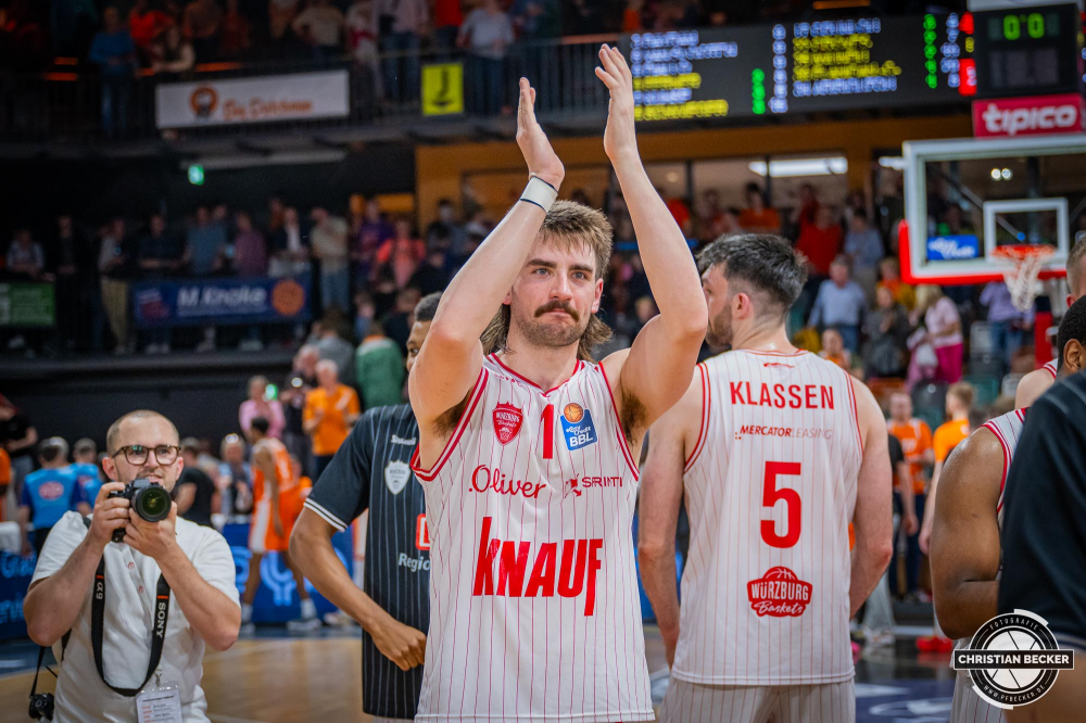 1. Basketball Bundesliga, easyCredit BBL, Saison 2023/2024, Herren, Hauptrunde, 28. Spieltag, 28.04.2024, RASTA Vechta -  W&uuml;rzburg Baskets
Zachary Seljaas (#1 - W&uuml;rzburg Baskets) nach der Partie
Schlüsselwörter: 1. Bundesliga;28.04.2024;30. Spieltag;BBL;Basketball;Baskets;Hauptrunde;Liga;RASTA;RASTA Dome;Saison 2023/2024;Vechta;W&uuml;rzburg;easycredit