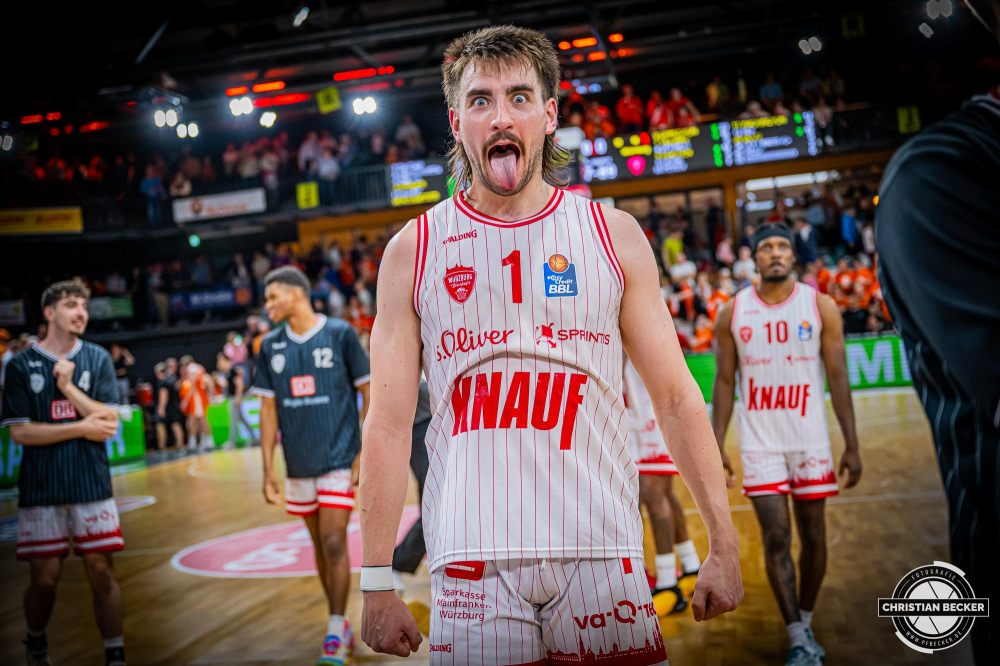 1. Basketball Bundesliga, easyCredit BBL, Saison 2023/2024, Herren, Hauptrunde, 28. Spieltag, 28.04.2024, RASTA Vechta -  W&uuml;rzburg Baskets
Zachary Seljaas (#1 - W&uuml;rzburg Baskets) zeigt Emotionen nach der Partie
Schlüsselwörter: 1. Bundesliga;28.04.2024;30. Spieltag;BBL;Basketball;Baskets;Hauptrunde;Liga;RASTA;RASTA Dome;Saison 2023/2024;Vechta;W&uuml;rzburg;easycredit