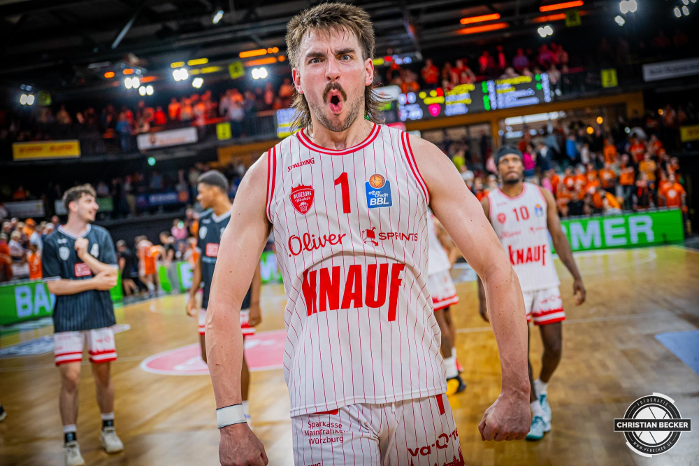 1. Basketball Bundesliga, easyCredit BBL, Saison 2023/2024, Herren, Hauptrunde, 28. Spieltag, 28.04.2024, RASTA Vechta -  Würzburg Baskets
Zachary Seljaas (#1 - Würzburg Baskets) zeigt Emotionen nach der Partie
Schlüsselwörter: 1. Bundesliga;28.04.2024;30. Spieltag;BBL;Basketball;Baskets;Hauptrunde;Liga;RASTA;RASTA Dome;Saison 2023/2024;Vechta;Würzburg;easycredit