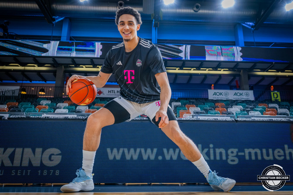 1. Basketball Bundesliga, easyCredit BBL, Saison 2024/2025, Herren, Hauptrunde, 1. Spieltag, 25.09.2024, RASTA Vechta -  Telekom Baskets Bonn
Angelo Allegri (#6 - Telekom Baskets Bonn) vor der Partie
Schlüsselwörter: 1. Bundesliga;1. Spieltag;25.09.2024;BBL;Basketball;Baskets;Bonn;Hauptrunde;Liga;RASTA;RASTA Dome;Saison 2024/2025;Telekom;Vechta;easycredit