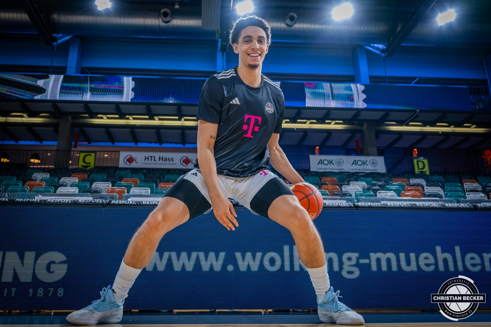 1. Basketball Bundesliga, easyCredit BBL, Saison 2024/2025, Herren, Hauptrunde, 1. Spieltag, 25.09.2024, RASTA Vechta -  Telekom Baskets Bonn
Angelo Allegri (#6 - Telekom Baskets Bonn) vor der Partie
Schlüsselwörter: 1. Bundesliga;1. Spieltag;25.09.2024;BBL;Basketball;Baskets;Bonn;Hauptrunde;Liga;RASTA;RASTA Dome;Saison 2024/2025;Telekom;Vechta;easycredit