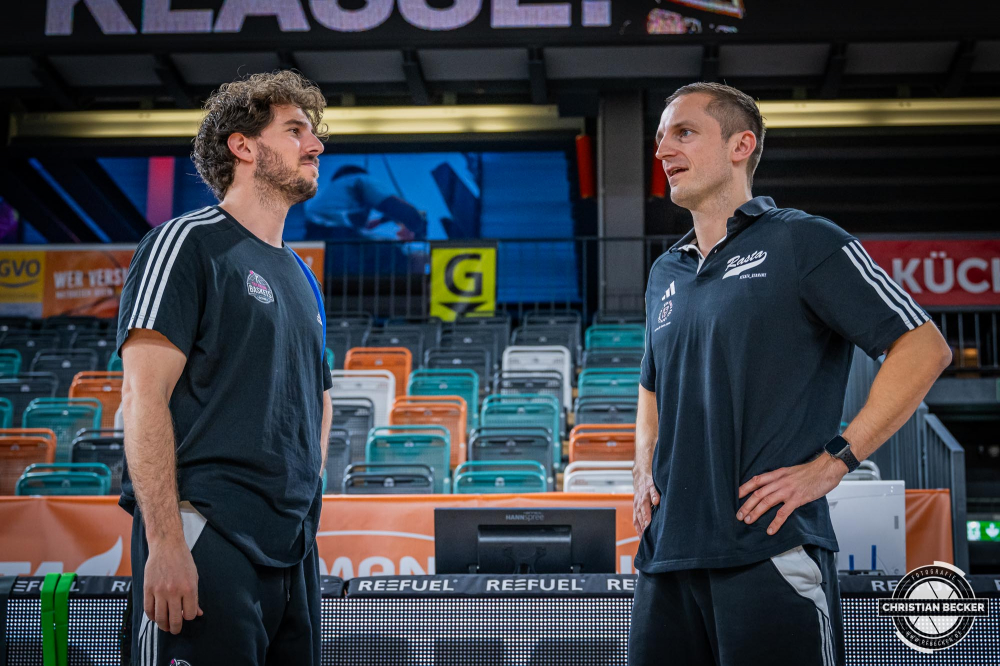 1. Basketball Bundesliga, easyCredit BBL, Saison 2024/2025, Herren, Hauptrunde, 1. Spieltag, 25.09.2024, RASTA Vechta -  Telekom Baskets Bonn
Eduardo Fern&aacute;ndez-Galarreta (Athletic Coach - Telekom Baskets Bonn) und Domenik Theodorou (Athletic Coach - RASTA Vechta)
Schlüsselwörter: 1. Bundesliga;1. Spieltag;25.09.2024;BBL;Basketball;Baskets;Bonn;Hauptrunde;Liga;RASTA;RASTA Dome;Saison 2024/2025;Telekom;Vechta;easycredit