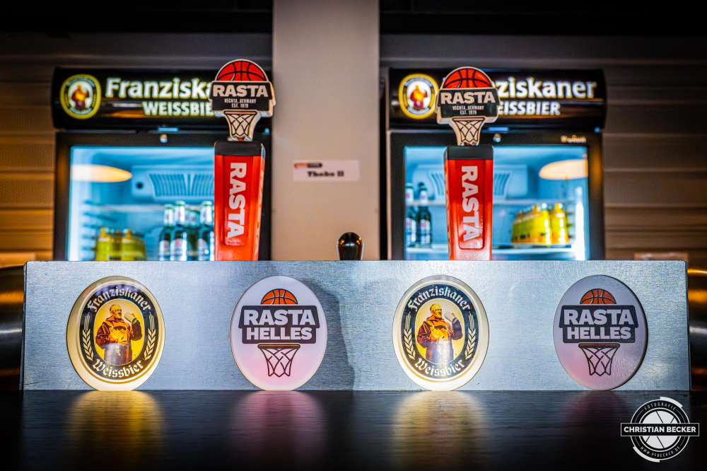 1. Basketball Bundesliga, easyCredit BBL, Saison 2024/2025, Herren, Hauptrunde, 1. Spieltag, 25.09.2024, RASTA Vechta -  Telekom Baskets Bonn
Das RASTA Bier namens RASTA Helles
Schlüsselwörter: 1. Bundesliga;1. Spieltag;25.09.2024;BBL;Basketball;Baskets;Bonn;Hauptrunde;Liga;RASTA;RASTA Dome;Saison 2024/2025;Telekom;Vechta;easycredit