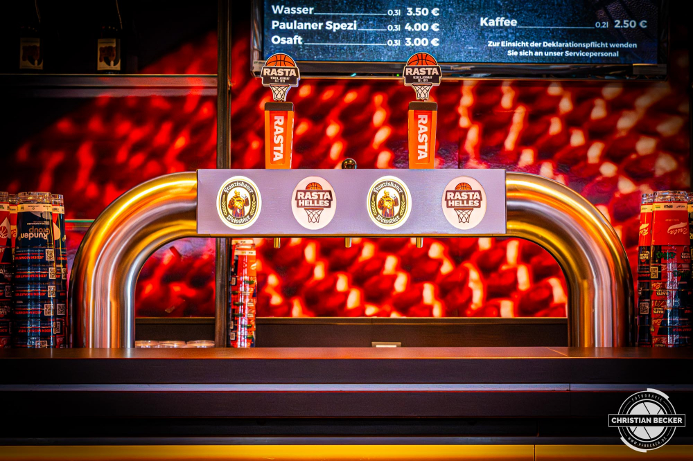 1. Basketball Bundesliga, easyCredit BBL, Saison 2024/2025, Herren, Hauptrunde, 1. Spieltag, 25.09.2024, RASTA Vechta -  Telekom Baskets Bonn
Das RASTA Bier namens RASTA Helles
Schlüsselwörter: 1. Bundesliga;1. Spieltag;25.09.2024;BBL;Basketball;Baskets;Bonn;Hauptrunde;Liga;RASTA;RASTA Dome;Saison 2024/2025;Telekom;Vechta;easycredit