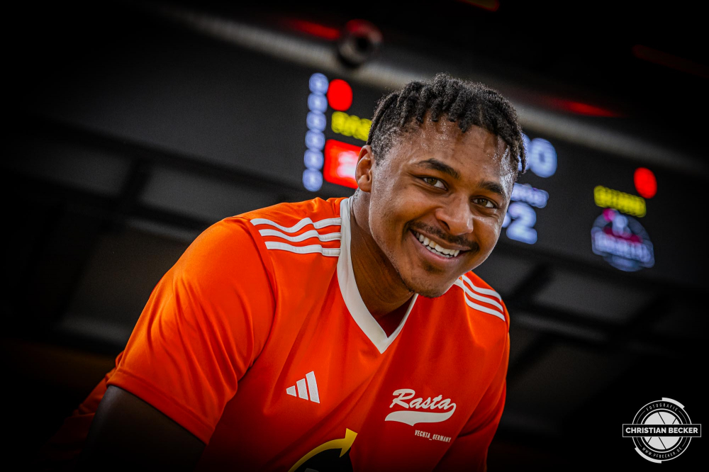 1. Basketball Bundesliga, easyCredit BBL, Saison 2024/2025, Herren, Hauptrunde, 1. Spieltag, 25.09.2024, RASTA Vechta -  Telekom Baskets Bonn
Isaiah Cozart (#44 - RASTA Vechta) vor der Partie
Schlüsselwörter: 1. Bundesliga;1. Spieltag;25.09.2024;BBL;Basketball;Baskets;Bonn;Hauptrunde;Liga;RASTA;RASTA Dome;Saison 2024/2025;Telekom;Vechta;easycredit