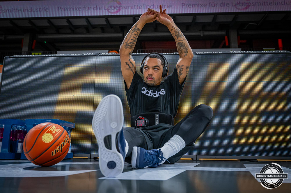 1. Basketball Bundesliga, easyCredit BBL, Saison 2024/2025, Herren, Hauptrunde, 1. Spieltag, 25.09.2024, RASTA Vechta -  Telekom Baskets Bonn
Justin Robinson (#12 - RASTA Vechta) vor der Partie
Schlüsselwörter: 1. Bundesliga;1. Spieltag;25.09.2024;BBL;Basketball;Baskets;Bonn;Hauptrunde;Liga;RASTA;RASTA Dome;Saison 2024/2025;Telekom;Vechta;easycredit