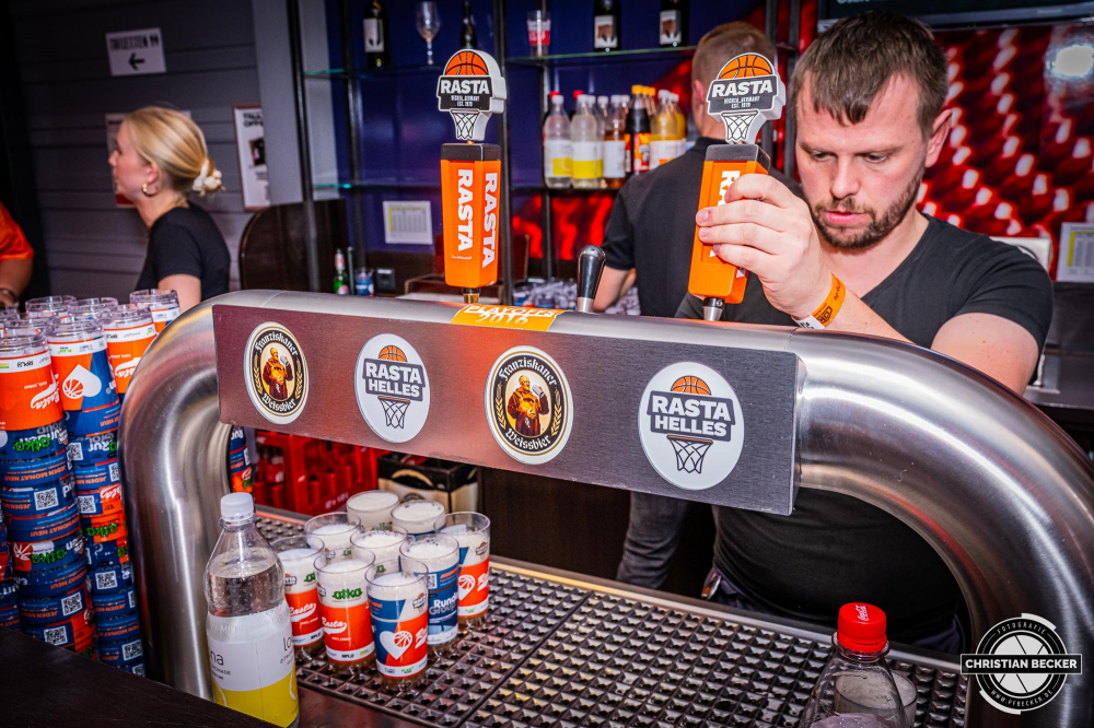 1. Basketball Bundesliga, easyCredit BBL, Saison 2024/2025, Herren, Hauptrunde, 1. Spieltag, 25.09.2024, RASTA Vechta -  Telekom Baskets Bonn
Das RASTA Bier namens RASTA Helles
Schlüsselwörter: 1. Bundesliga;1. Spieltag;25.09.2024;BBL;Basketball;Baskets;Bonn;Hauptrunde;Liga;RASTA;RASTA Dome;Saison 2024/2025;Telekom;Vechta;easycredit