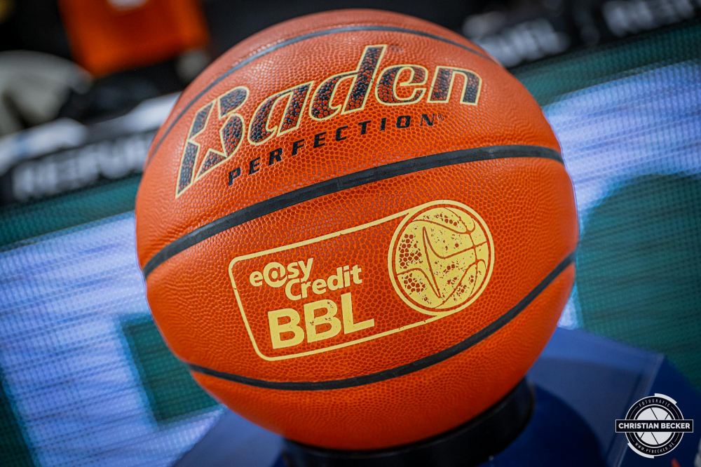 1. Basketball Bundesliga, easyCredit BBL, Saison 2024/2025, Herren, Hauptrunde, 1. Spieltag, 25.09.2024, RASTA Vechta -  Telekom Baskets Bonn
Der Spielball der easyCredit Basketball Bundesliga
Schlüsselwörter: 1. Bundesliga;1. Spieltag;25.09.2024;BBL;Basketball;Baskets;Bonn;Hauptrunde;Liga;RASTA;RASTA Dome;Saison 2024/2025;Telekom;Vechta;easycredit