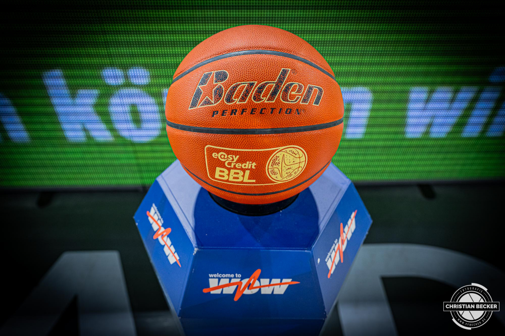 1. Basketball Bundesliga, easyCredit BBL, Saison 2024/2025, Herren, Hauptrunde, 1. Spieltag, 25.09.2024, RASTA Vechta -  Telekom Baskets Bonn
Der Spielball der easyCredit Basketball Bundesliga
Schlüsselwörter: 1. Bundesliga;1. Spieltag;25.09.2024;BBL;Basketball;Baskets;Bonn;Hauptrunde;Liga;RASTA;RASTA Dome;Saison 2024/2025;Telekom;Vechta;easycredit