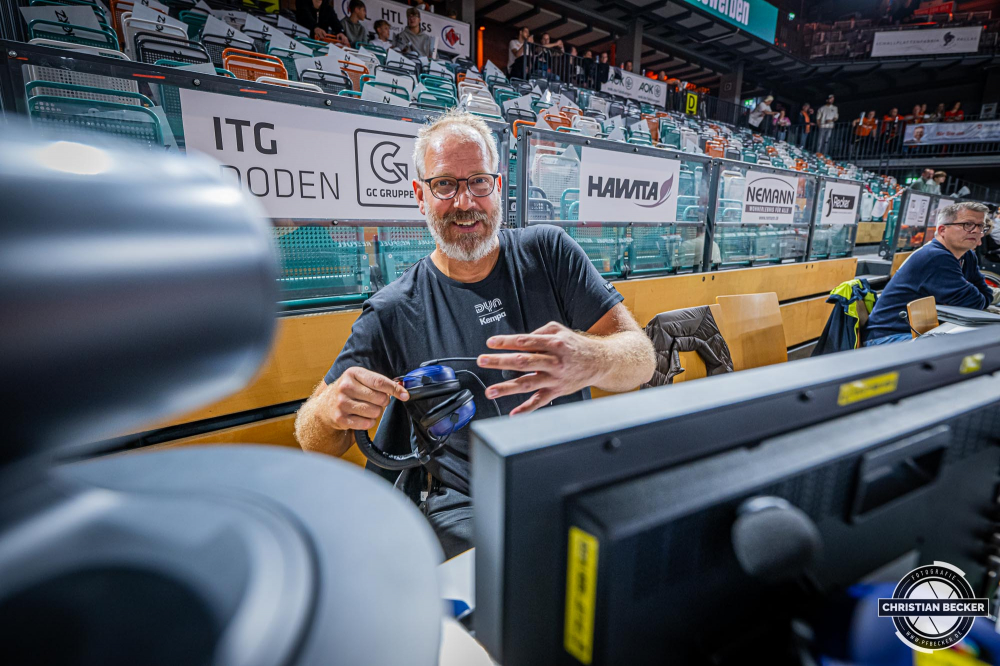 1. Basketball Bundesliga, easyCredit BBL, Saison 2024/2025, Herren, Hauptrunde, 1. Spieltag, 25.09.2024, RASTA Vechta -  Telekom Baskets Bonn
Arne Malsch (Moderator DYN Media)
Schlüsselwörter: 1. Bundesliga;1. Spieltag;25.09.2024;BBL;Basketball;Baskets;Bonn;Hauptrunde;Liga;RASTA;RASTA Dome;Saison 2024/2025;Telekom;Vechta;easycredit