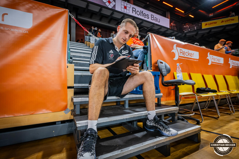 1. Basketball Bundesliga, easyCredit BBL, Saison 2024/2025, Herren, Hauptrunde, 1. Spieltag, 25.09.2024, RASTA Vechta -  Telekom Baskets Bonn
Domenik Theodorou (Athletic Coach - RASTA Vechta) vor der Partie
Schlüsselwörter: 1. Bundesliga;1. Spieltag;25.09.2024;BBL;Basketball;Baskets;Bonn;Hauptrunde;Liga;RASTA;RASTA Dome;Saison 2024/2025;Telekom;Vechta;easycredit