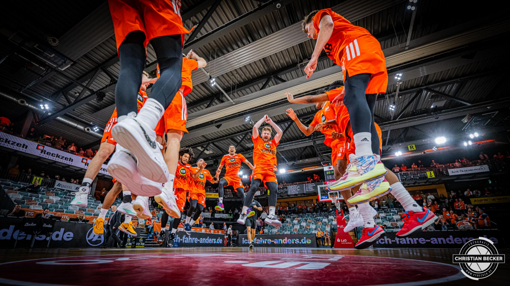 1. Basketball Bundesliga, easyCredit BBL, Saison 2024/2025, Herren, Hauptrunde, 1. Spieltag, 25.09.2024, RASTA Vechta -  Telekom Baskets Bonn
Das Team von RASTA Vechta zeigt Emotionen vor der Partie
Schlüsselwörter: 1. Bundesliga;1. Spieltag;25.09.2024;BBL;Basketball;Baskets;Bonn;Hauptrunde;Liga;RASTA;RASTA Dome;Saison 2024/2025;Telekom;Vechta;easycredit