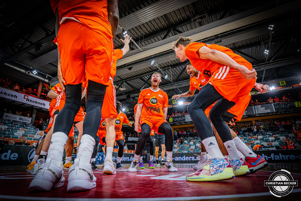 1. Basketball Bundesliga, easyCredit BBL, Saison 2024/2025, Herren, Hauptrunde, 1. Spieltag, 25.09.2024, RASTA Vechta -  Telekom Baskets Bonn
Das Team von RASTA Vechta zeigt Emotionen vor der Partie
Schlüsselwörter: 1. Bundesliga;1. Spieltag;25.09.2024;BBL;Basketball;Baskets;Bonn;Hauptrunde;Liga;RASTA;RASTA Dome;Saison 2024/2025;Telekom;Vechta;easycredit