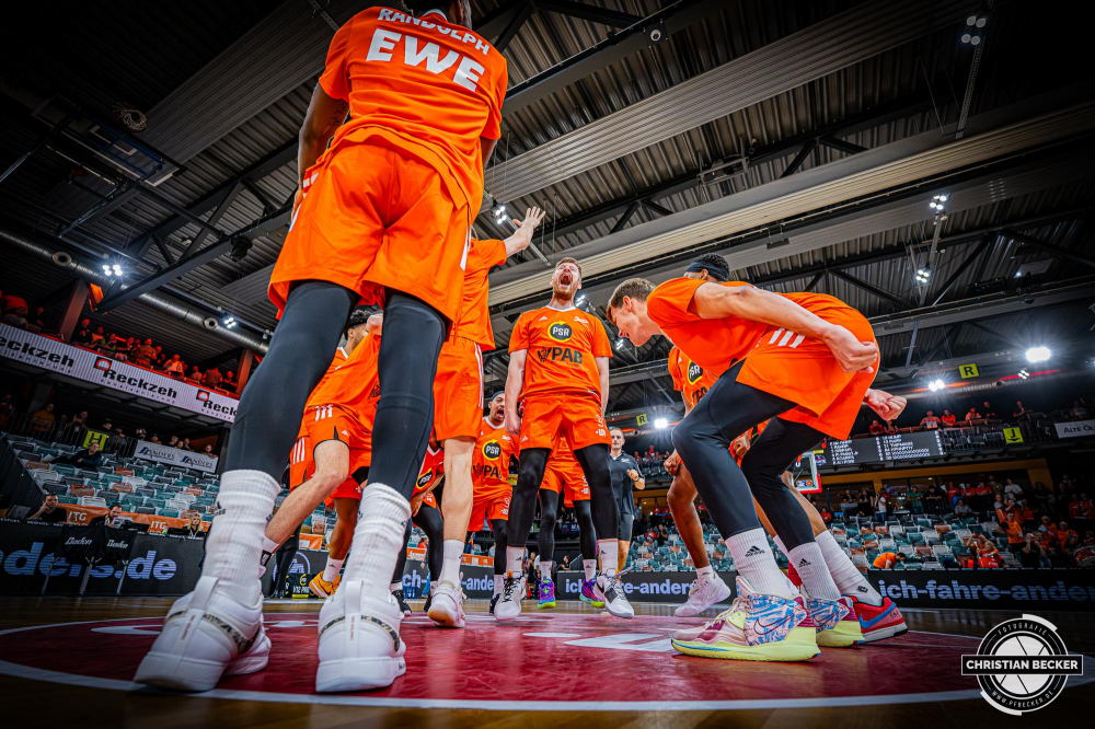 1. Basketball Bundesliga, easyCredit BBL, Saison 2024/2025, Herren, Hauptrunde, 1. Spieltag, 25.09.2024, RASTA Vechta -  Telekom Baskets Bonn
Das Team von RASTA Vechta zeigt Emotionen vor der Partie
Schlüsselwörter: 1. Bundesliga;1. Spieltag;25.09.2024;BBL;Basketball;Baskets;Bonn;Hauptrunde;Liga;RASTA;RASTA Dome;Saison 2024/2025;Telekom;Vechta;easycredit