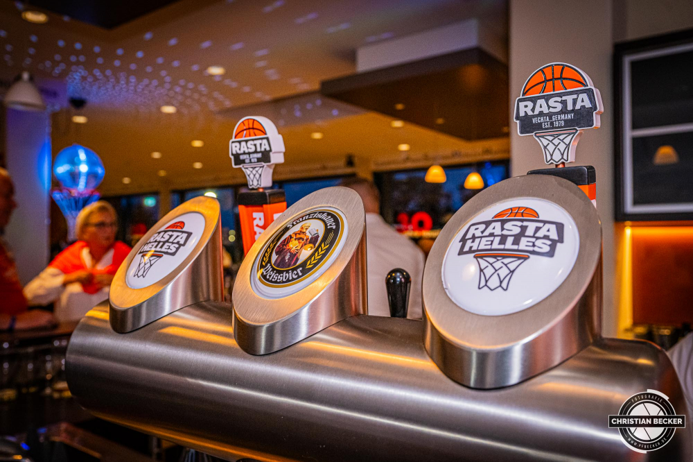 1. Basketball Bundesliga, easyCredit BBL, Saison 2024/2025, Herren, Hauptrunde, 1. Spieltag, 25.09.2024, RASTA Vechta -  Telekom Baskets Bonn
Das RASTA Bier namens RASTA Helles
Schlüsselwörter: 1. Bundesliga;1. Spieltag;25.09.2024;BBL;Basketball;Baskets;Bonn;Hauptrunde;Liga;RASTA;RASTA Dome;Saison 2024/2025;Telekom;Vechta;easycredit