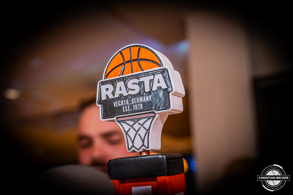 1. Basketball Bundesliga, easyCredit BBL, Saison 2024/2025, Herren, Hauptrunde, 1. Spieltag, 25.09.2024, RASTA Vechta -  Telekom Baskets Bonn
Das RASTA Bier namens RASTA Helles
Schlüsselwörter: 1. Bundesliga;1. Spieltag;25.09.2024;BBL;Basketball;Baskets;Bonn;Hauptrunde;Liga;RASTA;RASTA Dome;Saison 2024/2025;Telekom;Vechta;easycredit