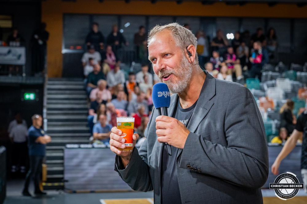 1. Basketball Bundesliga, easyCredit BBL, Saison 2024/2025, Herren, Hauptrunde, 1. Spieltag, 25.09.2024, RASTA Vechta -  Telekom Baskets Bonn
Arne Malsch (Moderator DYN Media) mit dem RASTA Bier namens RASTA Helles
Schlüsselwörter: 1. Bundesliga;1. Spieltag;25.09.2024;BBL;Basketball;Baskets;Bonn;Hauptrunde;Liga;RASTA;RASTA Dome;Saison 2024/2025;Telekom;Vechta;easycredit