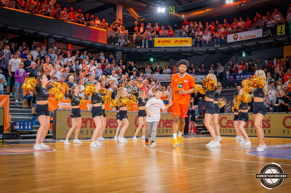 1. Basketball Bundesliga, easyCredit BBL, Saison 2024/2025, Herren, Hauptrunde, 1. Spieltag, 25.09.2024, RASTA Vechta -  Telekom Baskets Bonn
Jayden Gardner (#1 - RASTA Vechta) und die Einlaufkinder
Schlüsselwörter: 1. Bundesliga;1. Spieltag;25.09.2024;BBL;Basketball;Baskets;Bonn;Hauptrunde;Liga;RASTA;RASTA Dome;Saison 2024/2025;Telekom;Vechta;easycredit