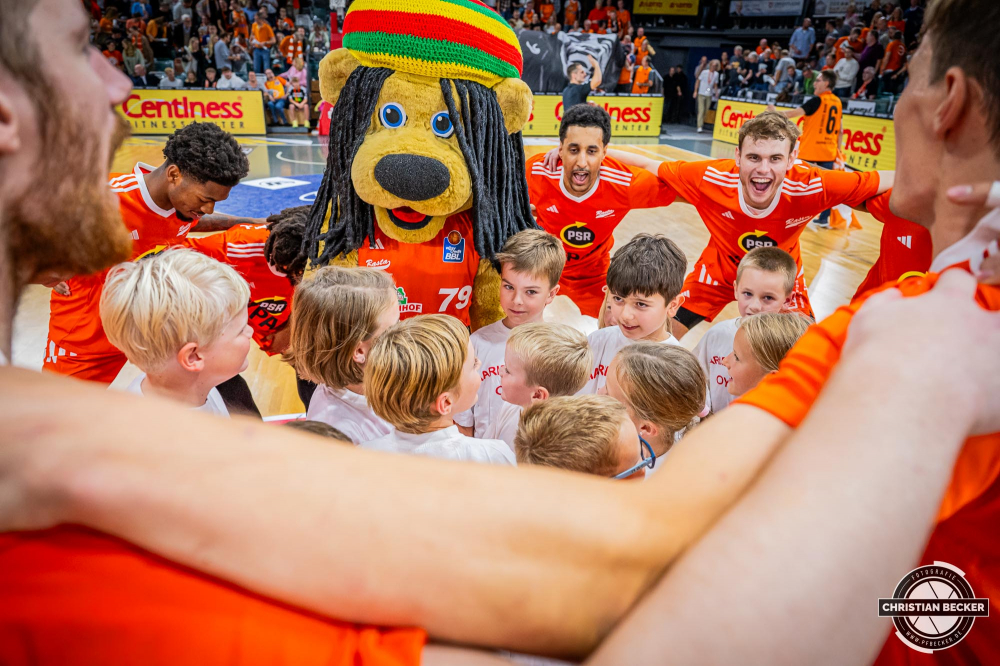 1. Basketball Bundesliga, easyCredit BBL, Saison 2024/2025, Herren, Hauptrunde, 1. Spieltag, 25.09.2024, RASTA Vechta -  Telekom Baskets Bonn
Das Team von RASTA Vechta und die Einlaufkinder
Schlüsselwörter: 1. Bundesliga;1. Spieltag;25.09.2024;BBL;Basketball;Baskets;Bonn;Hauptrunde;Liga;RASTA;RASTA Dome;Saison 2024/2025;Telekom;Vechta;easycredit