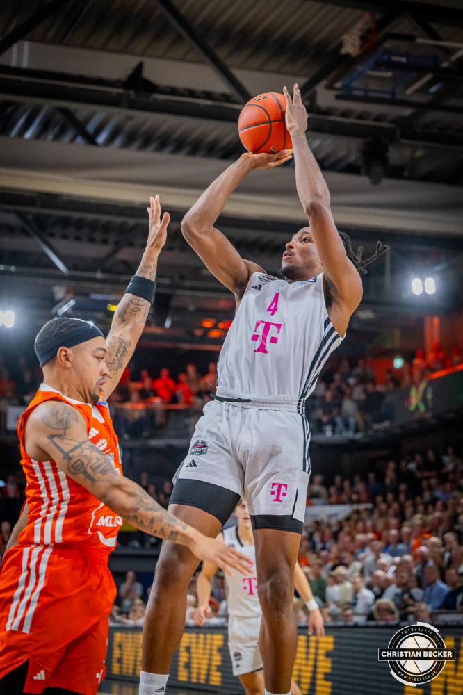 1. Basketball Bundesliga, easyCredit BBL, Saison 2024/2025, Herren, Hauptrunde, 1. Spieltag, 25.09.2024, RASTA Vechta -  Telekom Baskets Bonn
Phlandrous Fleming Jr. (#4 - Telekom Baskets Bonn) beim Jumpshot gegen Justin Robinson (#12 - RASTA Vechta)
Schlüsselwörter: 1. Bundesliga;1. Spieltag;25.09.2024;BBL;Basketball;Baskets;Bonn;Hauptrunde;Liga;RASTA;RASTA Dome;Saison 2024/2025;Telekom;Vechta;easycredit