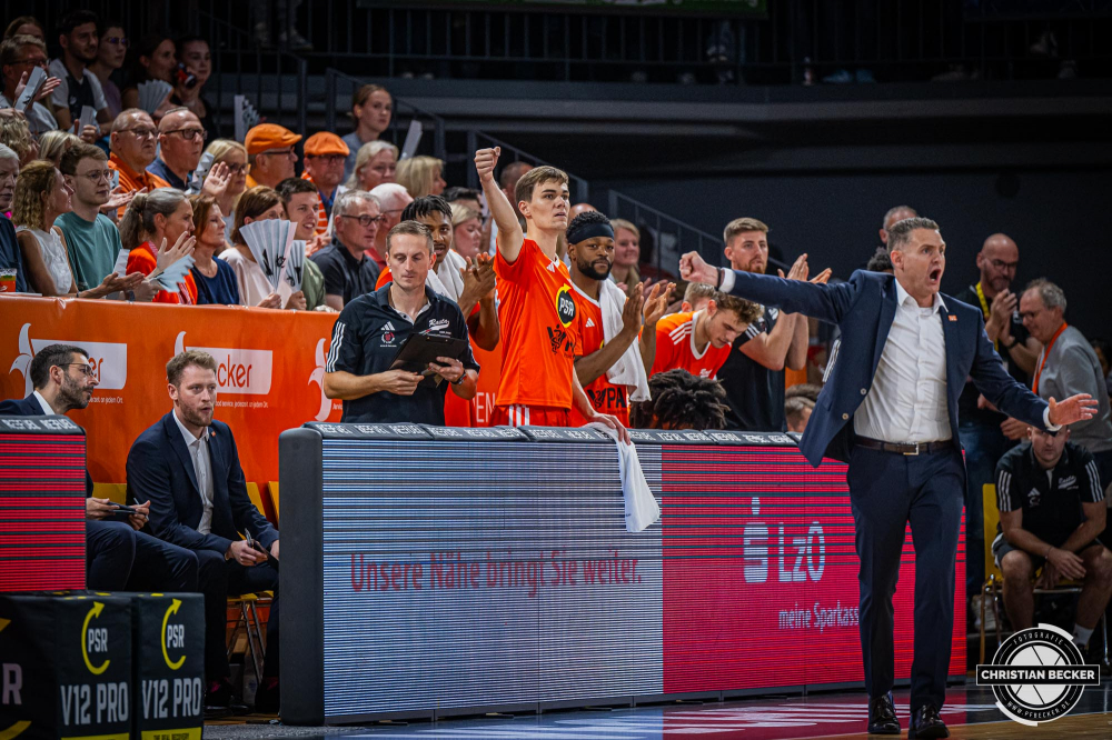 1. Basketball Bundesliga, easyCredit BBL, Saison 2024/2025, Herren, Hauptrunde, 1. Spieltag, 25.09.2024, RASTA Vechta -  Telekom Baskets Bonn
Das Team von RASTA Vechta w&auml;hrend der Partie
Schlüsselwörter: 1. Bundesliga;1. Spieltag;25.09.2024;BBL;Basketball;Baskets;Bonn;Hauptrunde;Liga;RASTA;RASTA Dome;Saison 2024/2025;Telekom;Vechta;easycredit